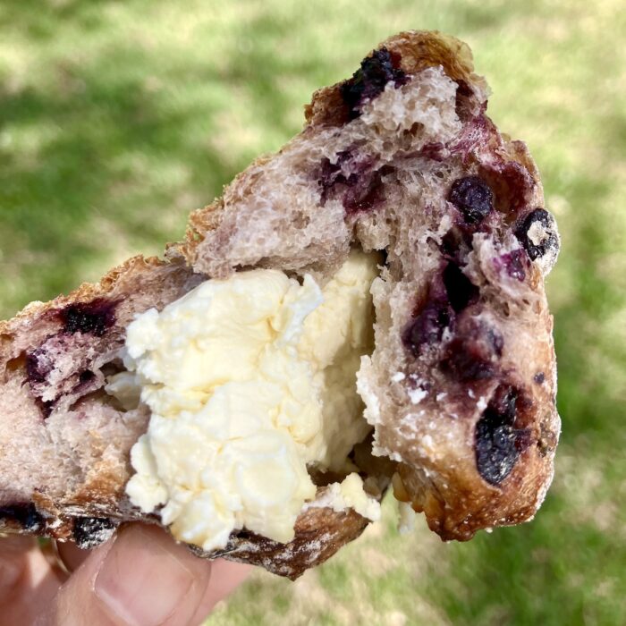 ブーランジェリーヤマシタ ベリーとクリームチーズのパン 断面