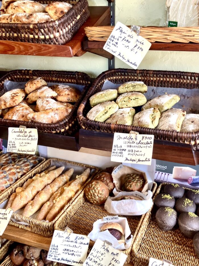 ブーランジェリーヤマシタ 店内 パンの陳列