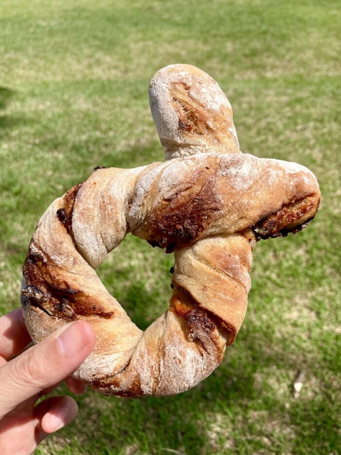 ブーランジェリーヤマシタ パン 手に持った焼きたてのパン