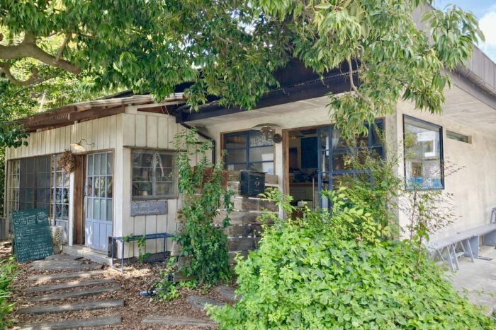 ブーランジェリーヤマシタ 二宮 外観 木造の建物と緑