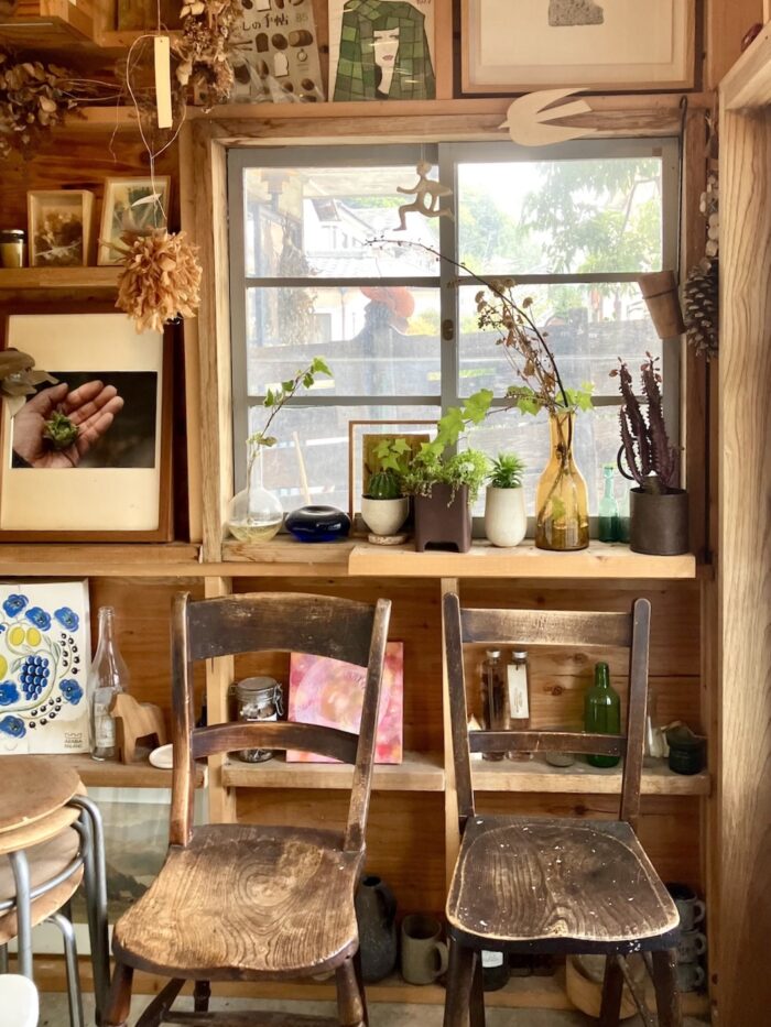 ブーランジェリーヤマシタ 店内 窓際の椅子と植物