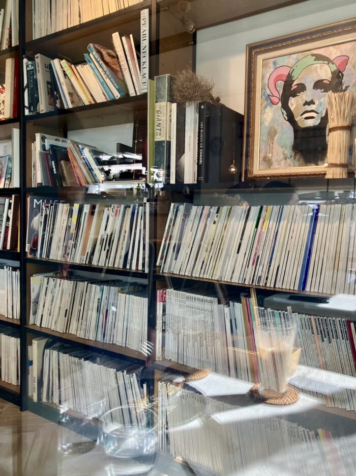 twiggy cafe 店内 本棚