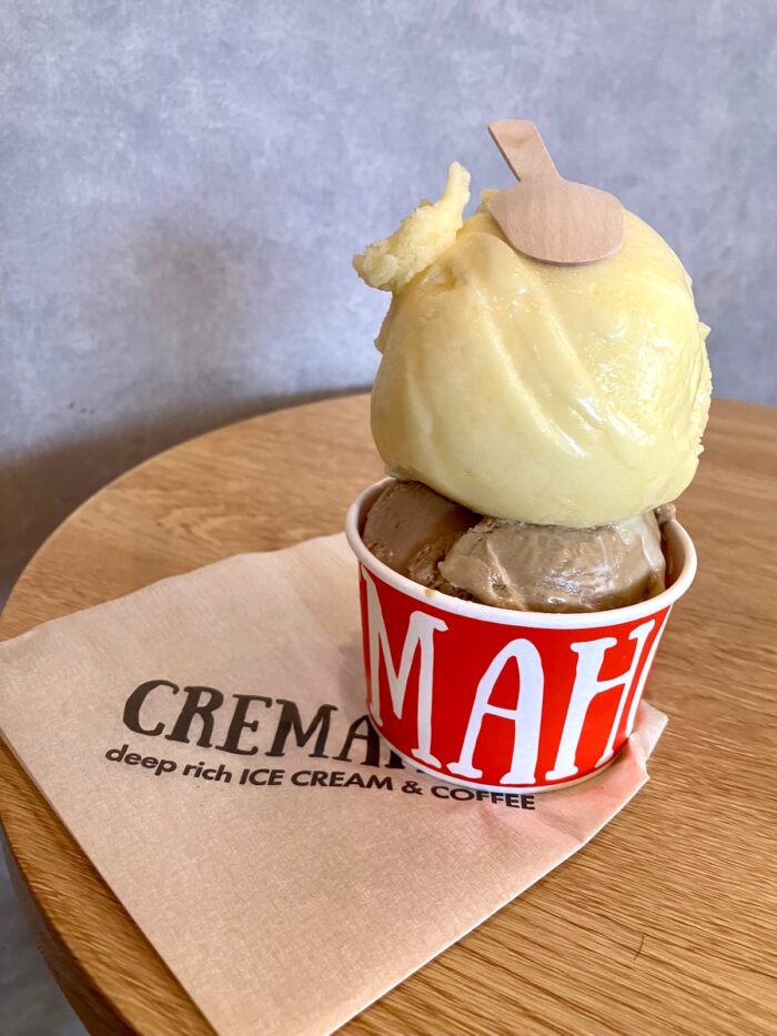 CREMAHOP(クレマホップ)赤坂見附店で食べたダブルのアイスクリーム