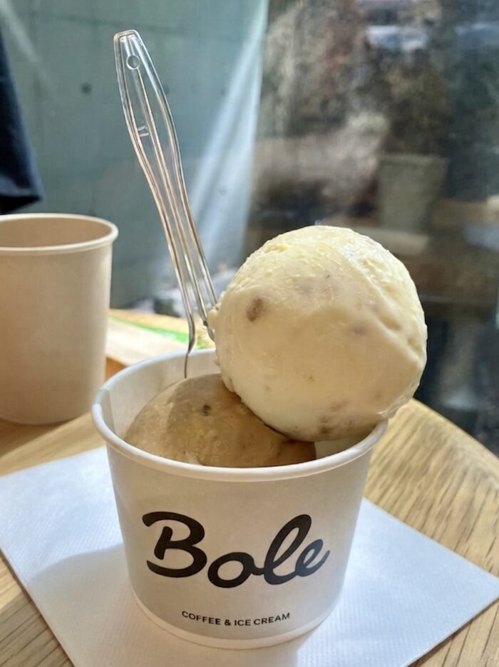 Bole COFFEE & ICECREAM ダブルアイスクリーム(チーズケーキ マイヤーレモンとキャラメルバナナパッション)